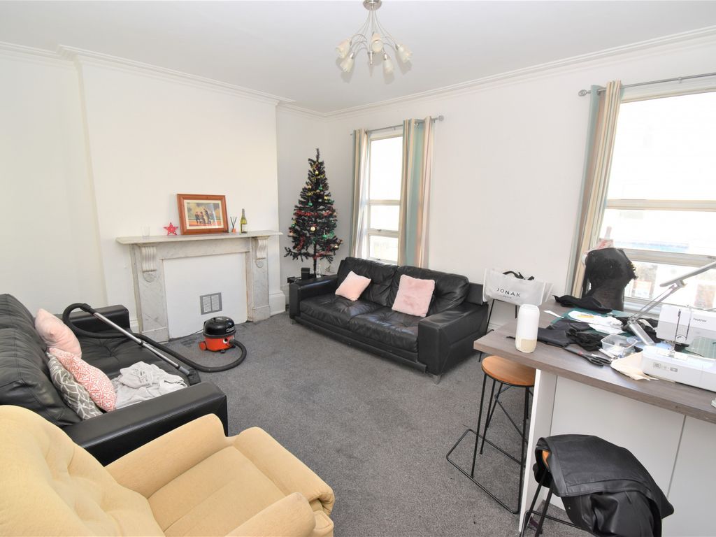 6 bed flat to rent in Warwick Street, Leamington Spa, Warwickshire CV32, £2,995 pcm