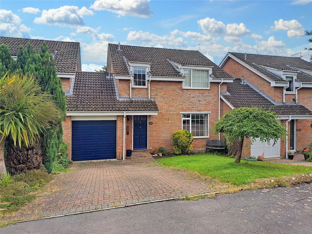 4 bed link-detached house for sale in Priory Green, Highworth SN6, £375,000
