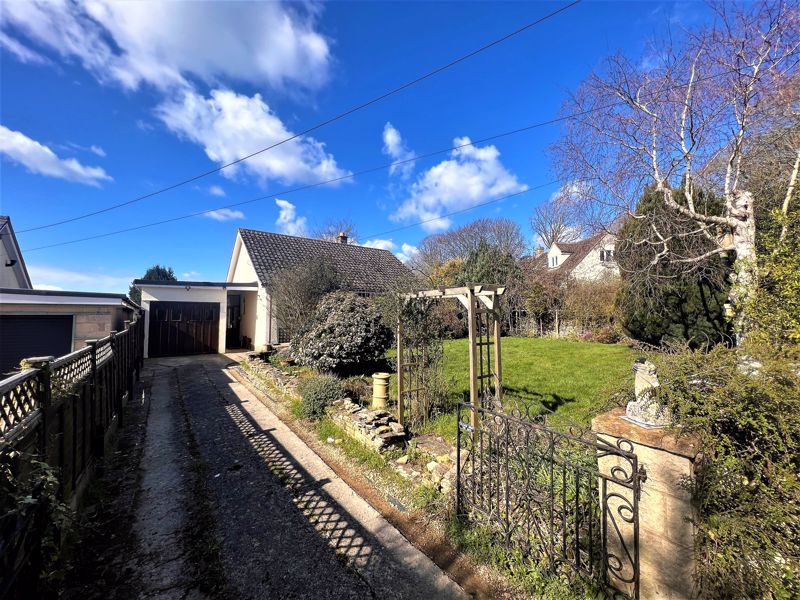 2 bed bungalow for sale in Eastcombe, Stroud GL6, £370,000