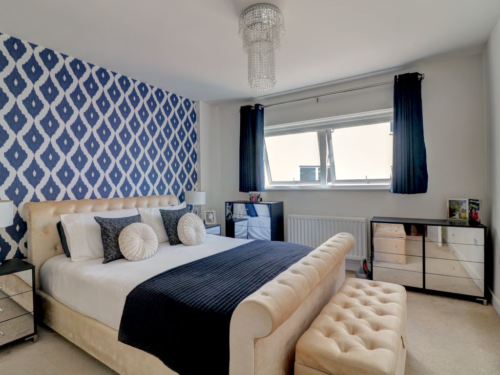 1 bed flat to rent in Sovereign Way, Tonbridge, Kent TN9, £1,250 pcm