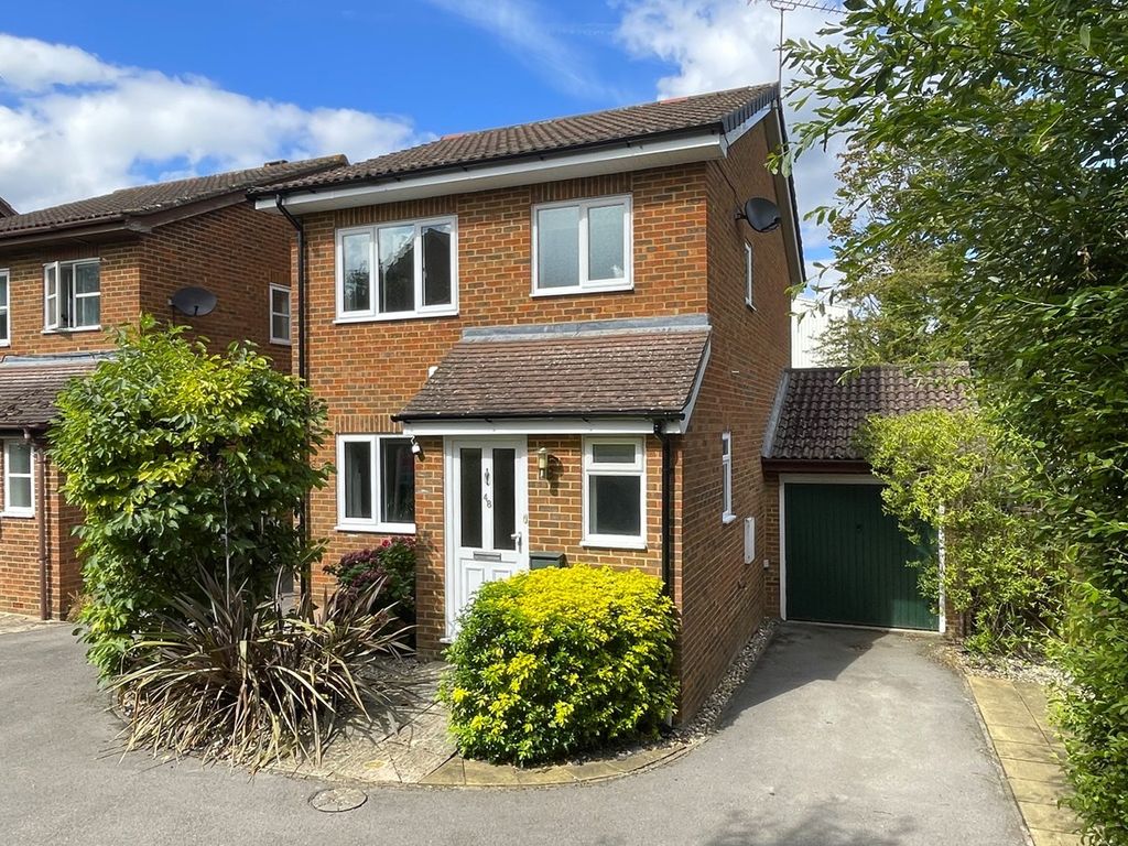 3 bed link-detached house for sale in Lory Ridge, Bagshot GU19, £400,000