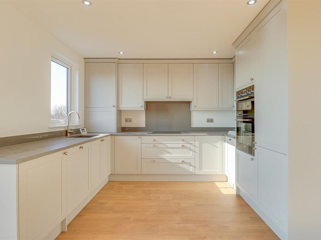 3 bed flat for sale in Ambleside Drive, Southend-On-Sea SS1, £350,000