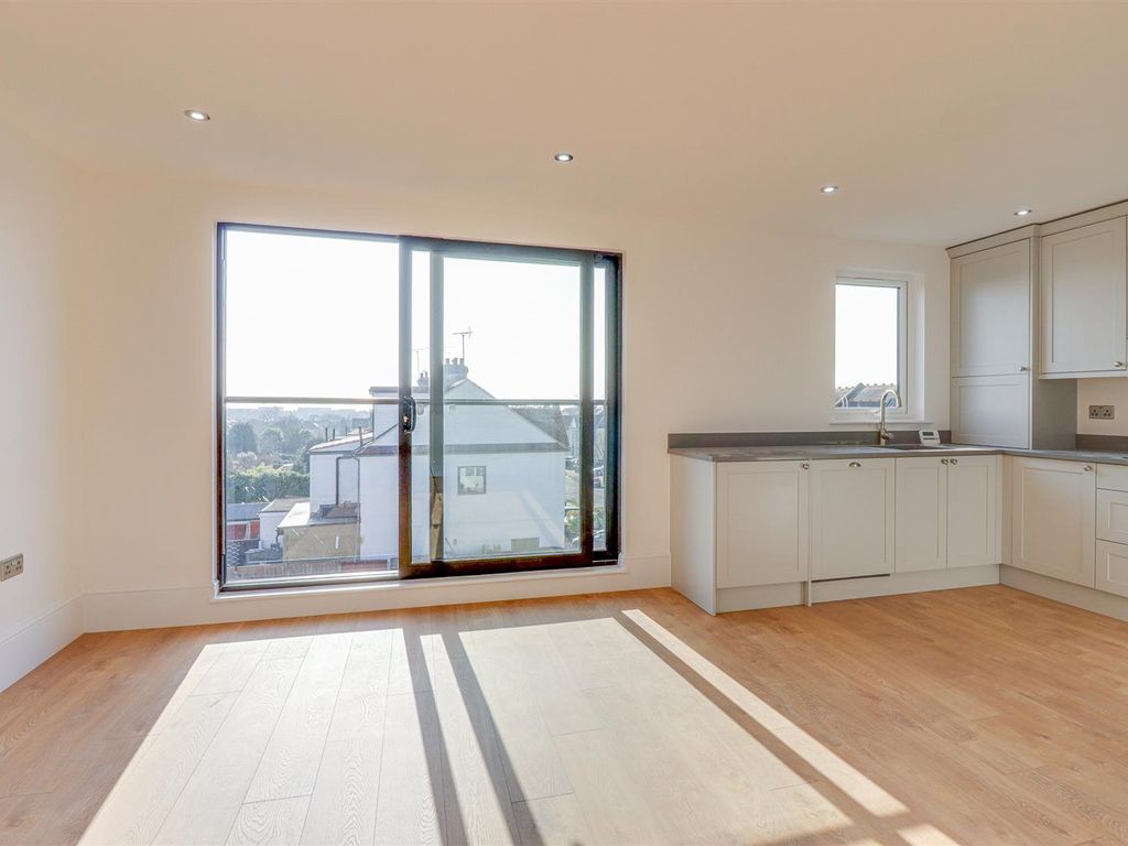 3 bed flat for sale in Ambleside Drive, Southend-On-Sea SS1, £350,000