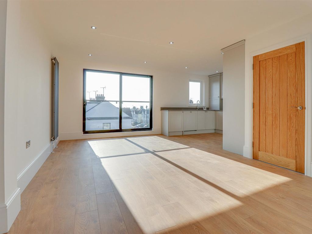 3 bed flat for sale in Ambleside Drive, Southend-On-Sea SS1, £350,000