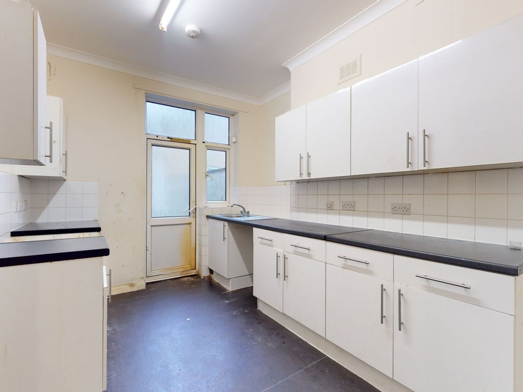 3 bed flat for sale in Cavendish Road, London SW12, £575,000