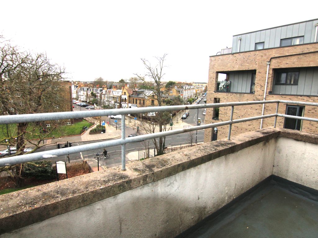 2 bed flat for sale in Green Lanes, London N4, £364,995