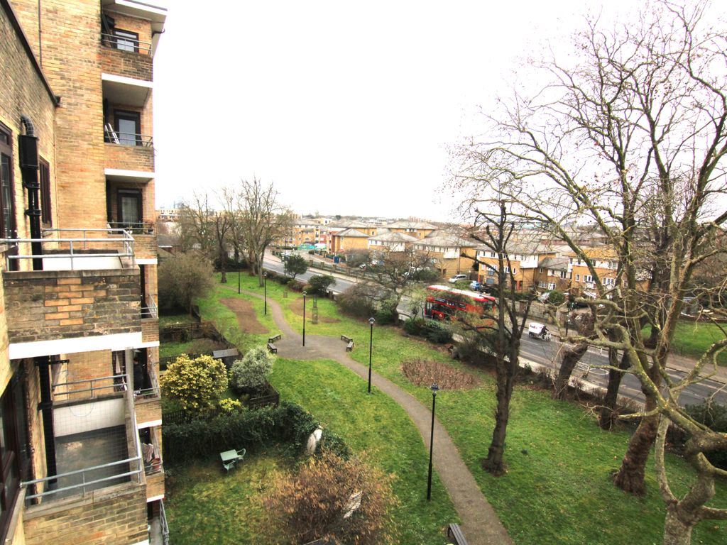 2 bed flat for sale in Green Lanes, London N4, £364,995