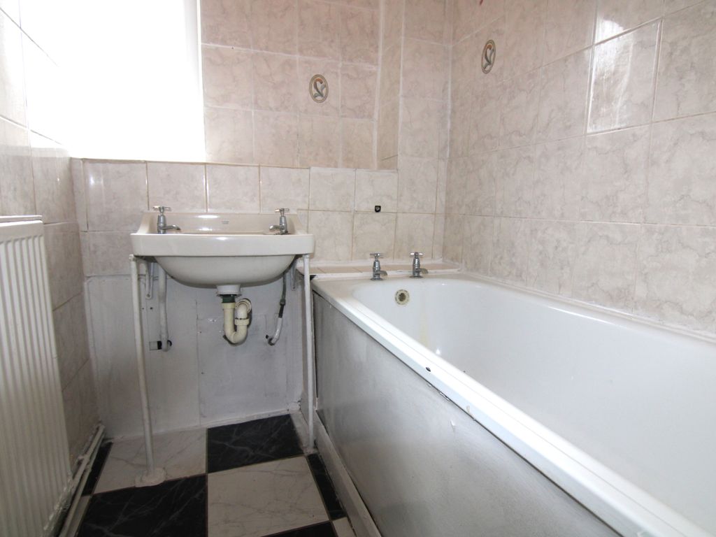 2 bed flat for sale in Green Lanes, London N4, £364,995