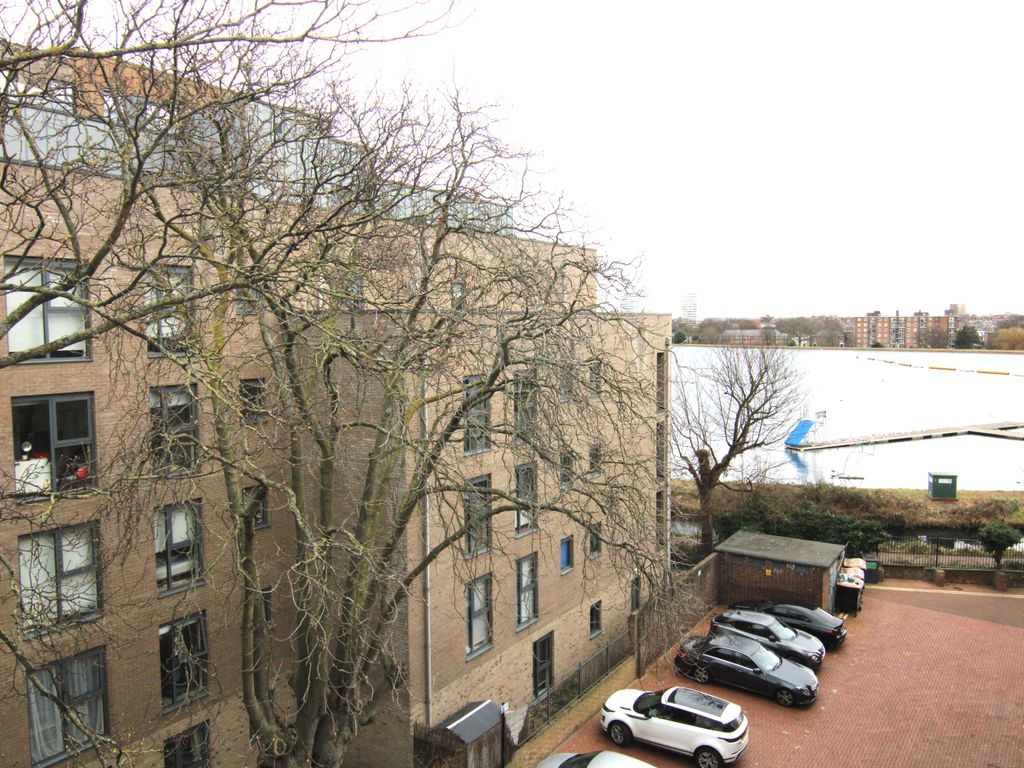 2 bed flat for sale in Green Lanes, London N4, £364,995