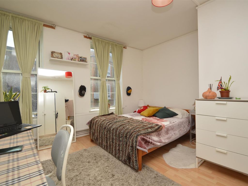 1 bed flat for sale in Brune House, Shoreditch E1, £400,000