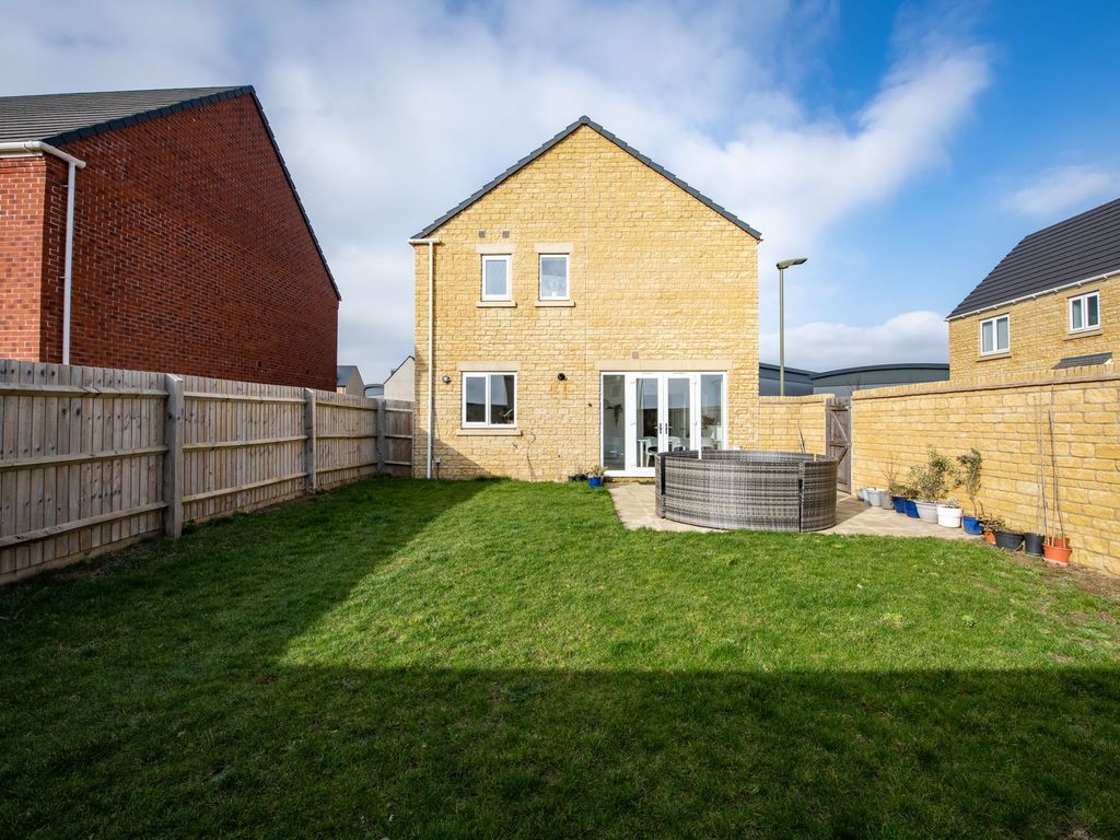 4 bed detached house for sale in Aerodrome Lane, Witney OX29, £500,000