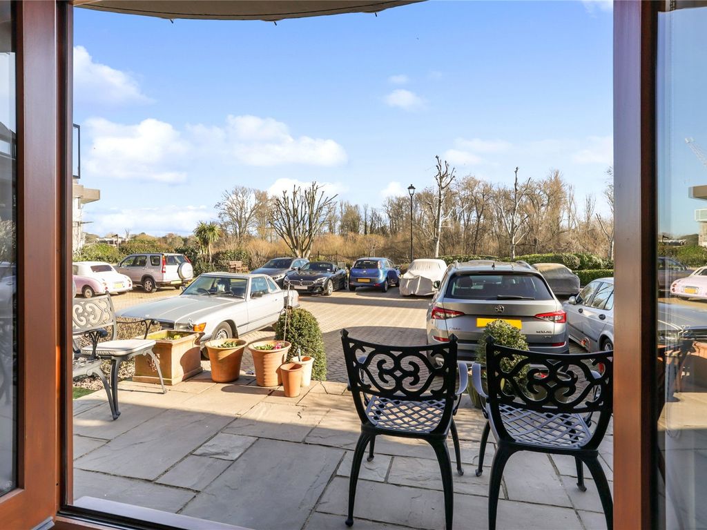 2 bed flat for sale in Lower Square, Isleworth TW7, £699,950
