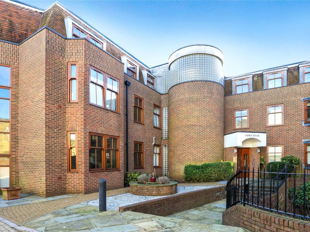 2 bed flat for sale in Lower Square, Isleworth TW7, £699,950