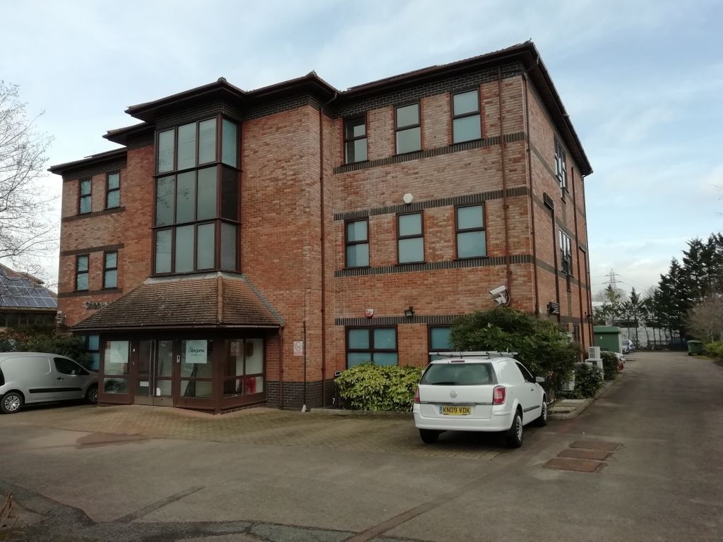 Office to let in Part First Floor, Cheney House, 9 Oaklands Business Centre, Wokingham RG41, £26,250 pa