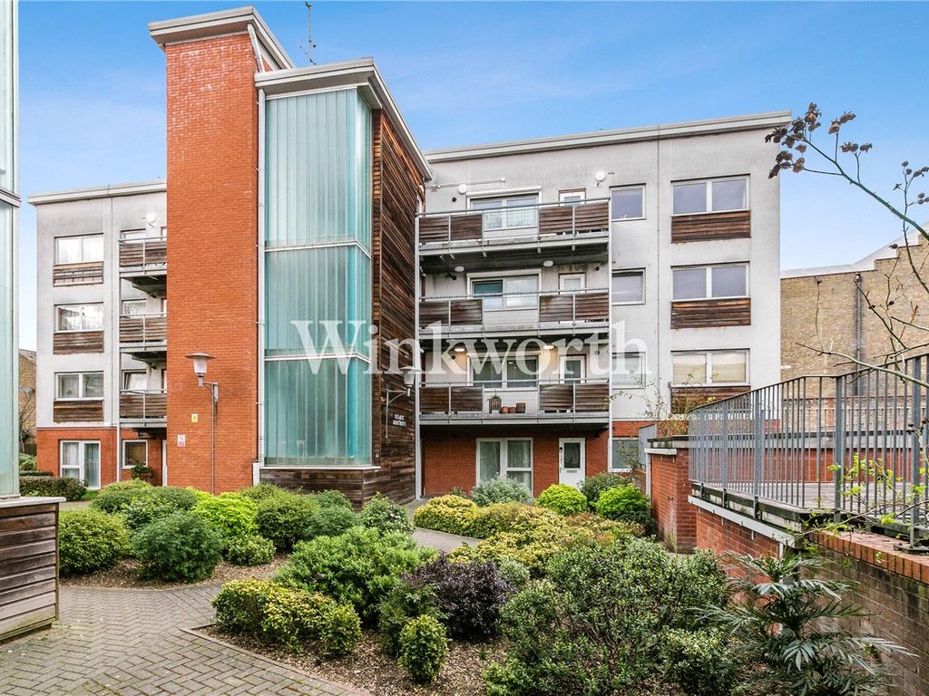 2 bed flat for sale in Ambleside Close, London N17, £340,000