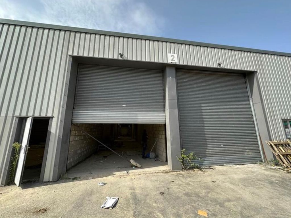 Warehouse to let in Hopewell House, Whitehill Industrial Estate, Swindon, Wiltshire SN4, £26,400 pa