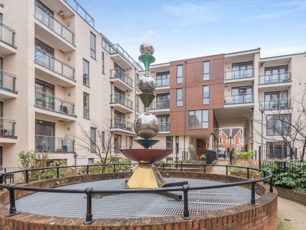 1 bed flat for sale in Martyr Road, Guildford, Surrey GU1, £340,000