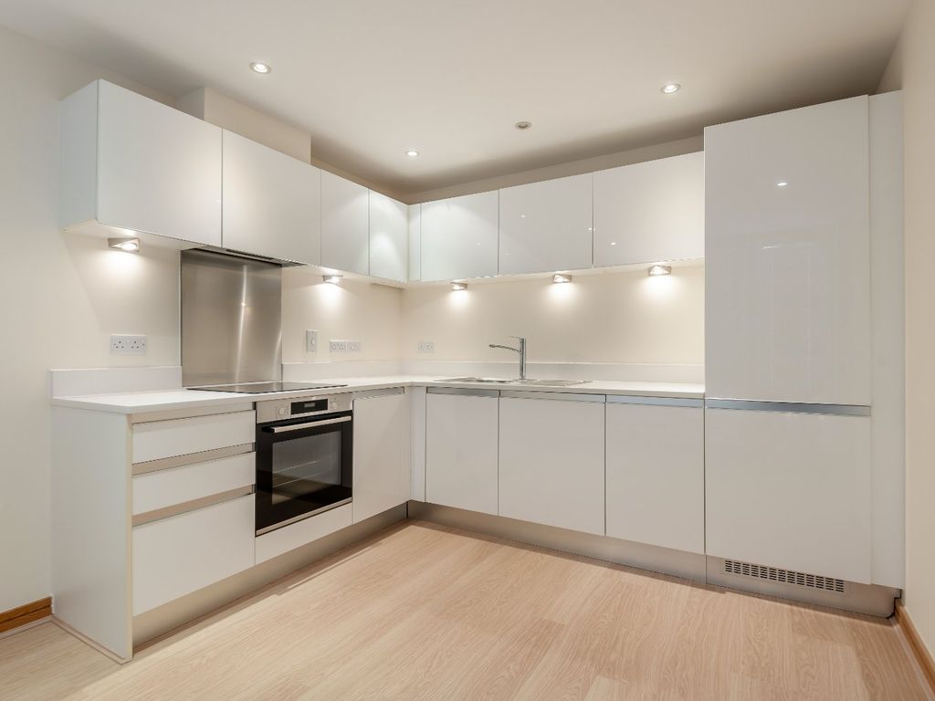 1 bed flat for sale in Martyr Road, Guildford, Surrey GU1, £340,000