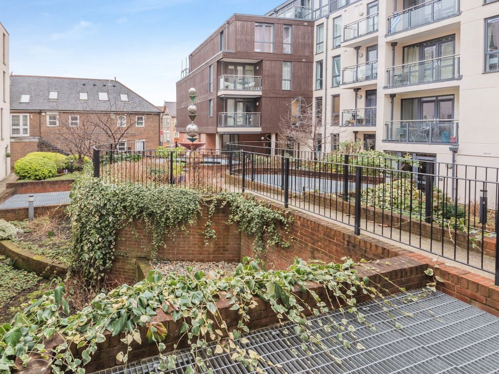 1 bed flat for sale in Martyr Road, Guildford, Surrey GU1, £340,000