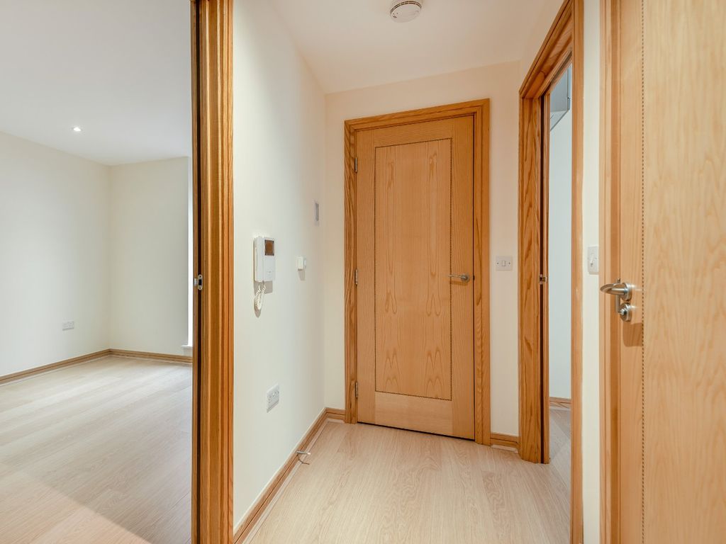 1 bed flat for sale in Martyr Road, Guildford, Surrey GU1, £340,000