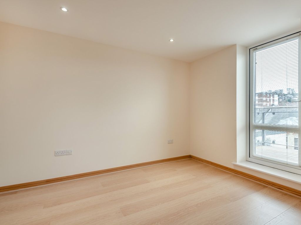 1 bed flat for sale in Martyr Road, Guildford, Surrey GU1, £340,000