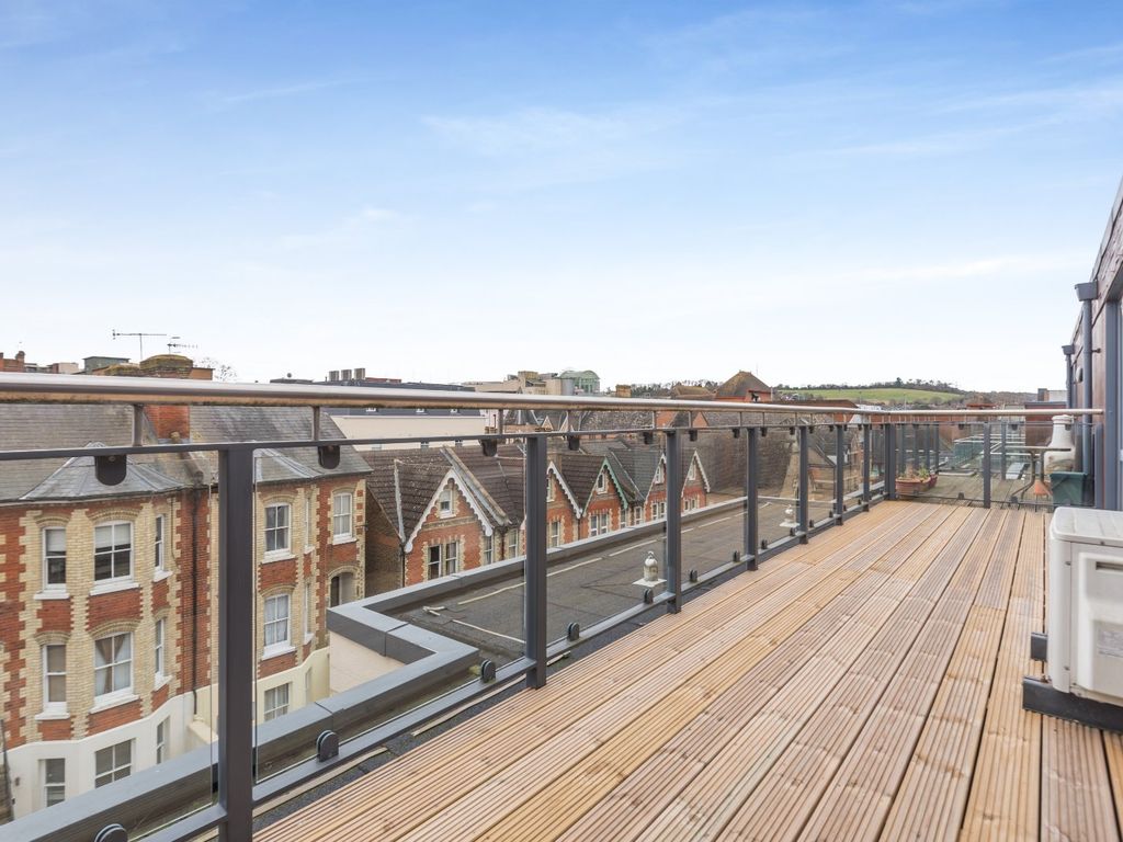 1 bed flat for sale in Martyr Road, Guildford, Surrey GU1, £340,000