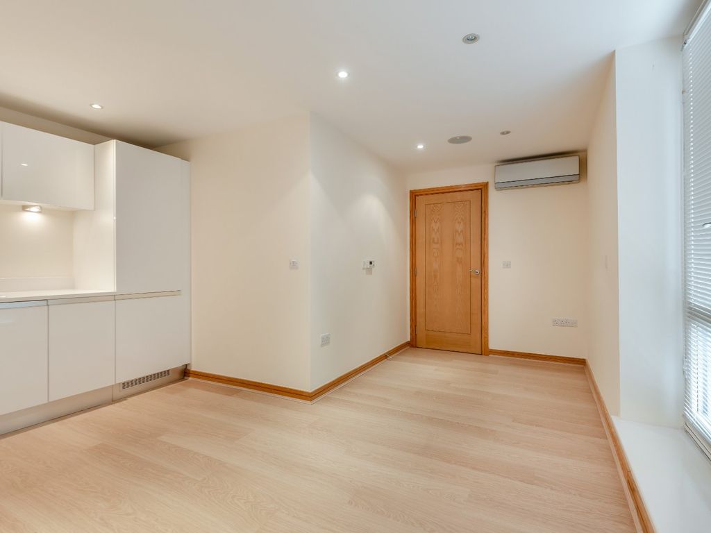 1 bed flat for sale in Martyr Road, Guildford, Surrey GU1, £340,000