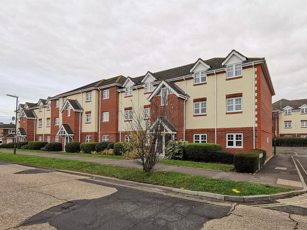 2 bed flat to rent in 2 Bewick Gardens, Chichester, West Sussex PO19, £1,100 pcm