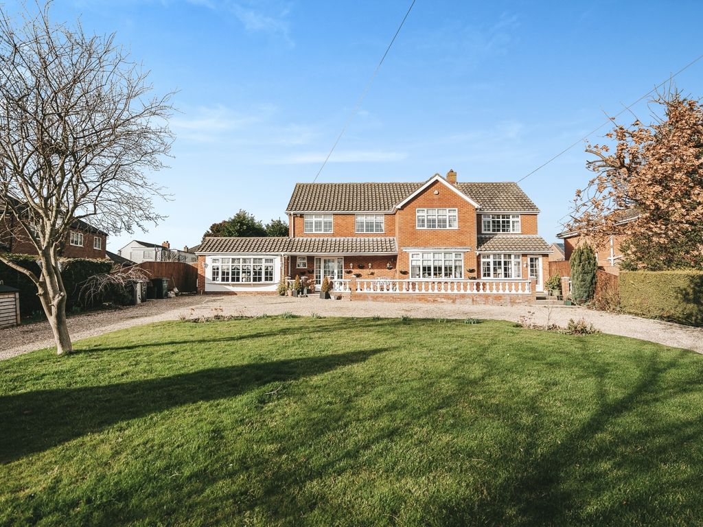 6 bed detached house for sale in North End Crescent, Tetney, Grimsby DN36, £525,000