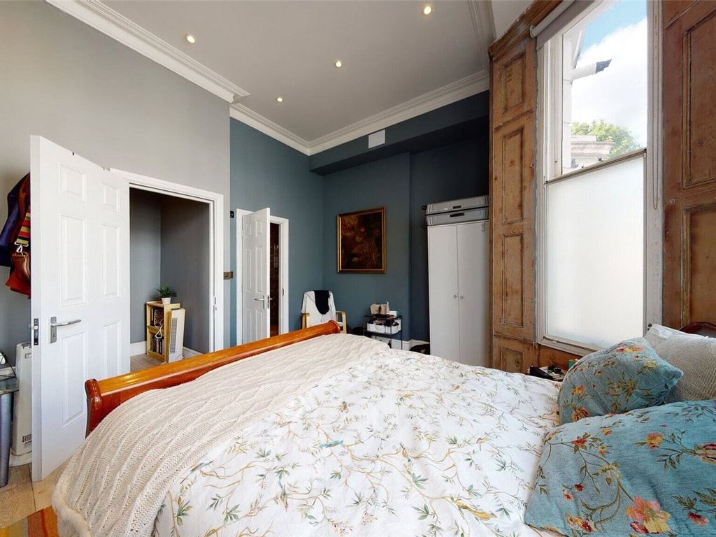 2 bed flat for sale in Elsham Road, London W14, £750,000