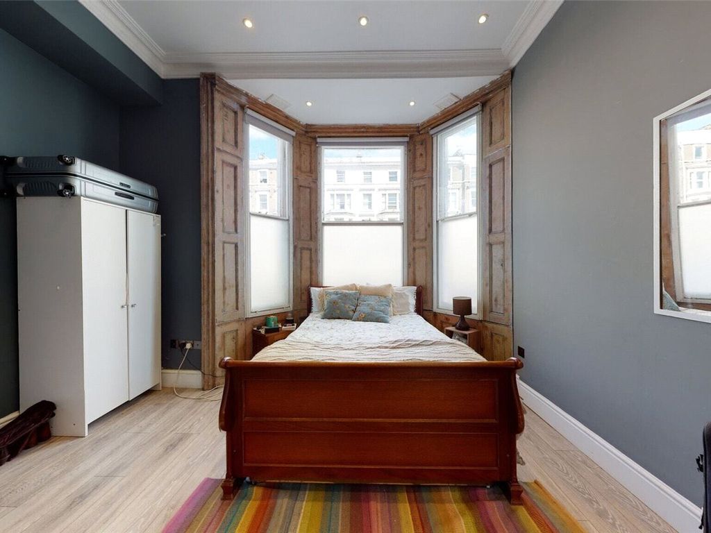 2 bed flat for sale in Elsham Road, London W14, £750,000