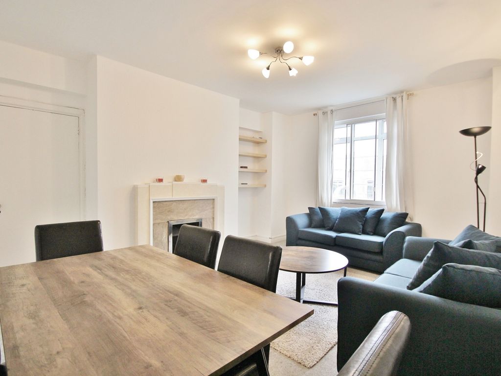 3 bed flat for sale in Latymer Court, Hammersmith Road, Hammersmith W6, £699,950