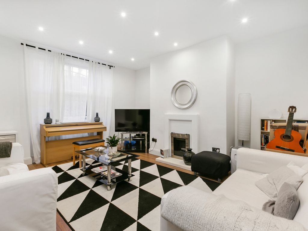 3 bed flat for sale in Oval Road, London NW1, £1,000,000
