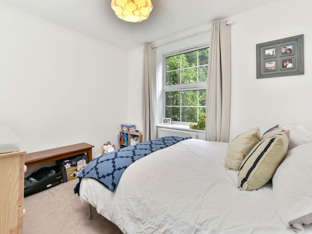 2 bed flat for sale in Halton Road, London N1, £450,000