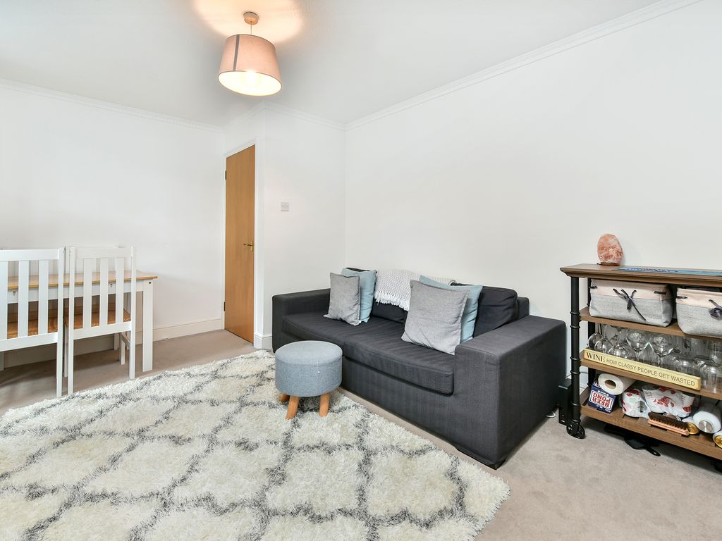 2 bed flat for sale in Halton Road, London N1, £450,000