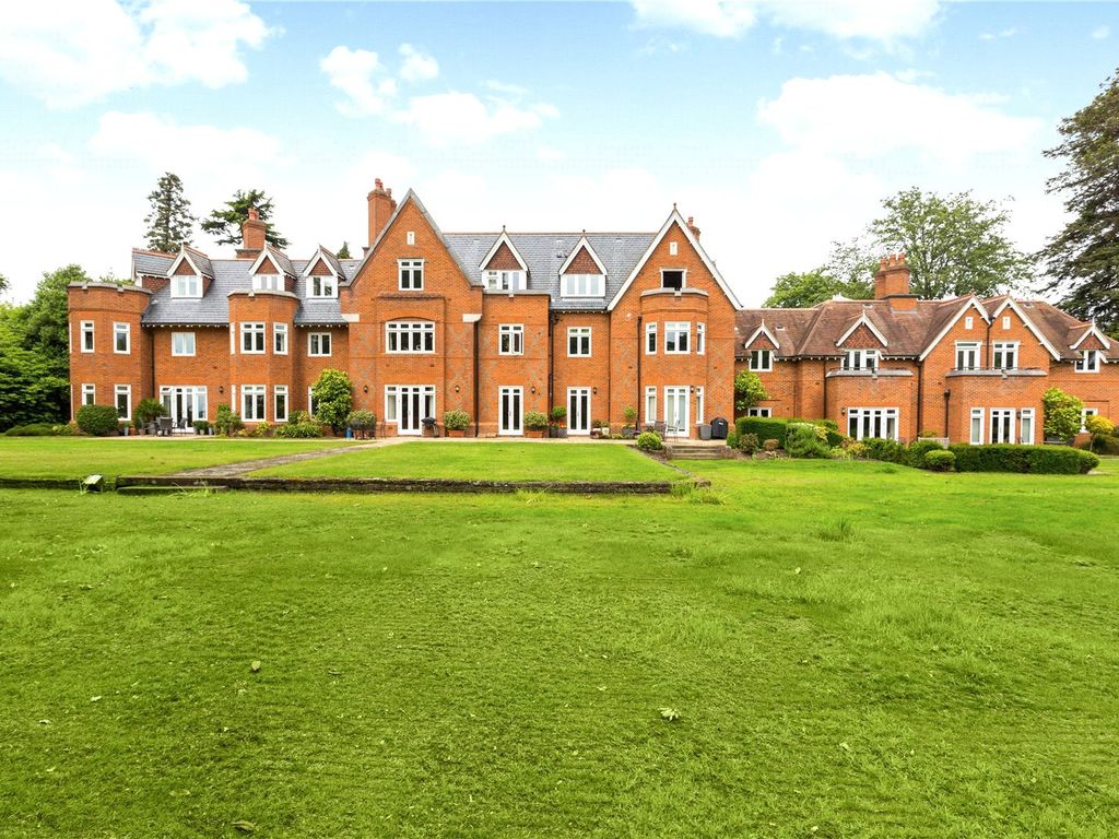 3 bed flat for sale in North Court, The Ridges, Finchampstead, Berkshire RG40, £725,000