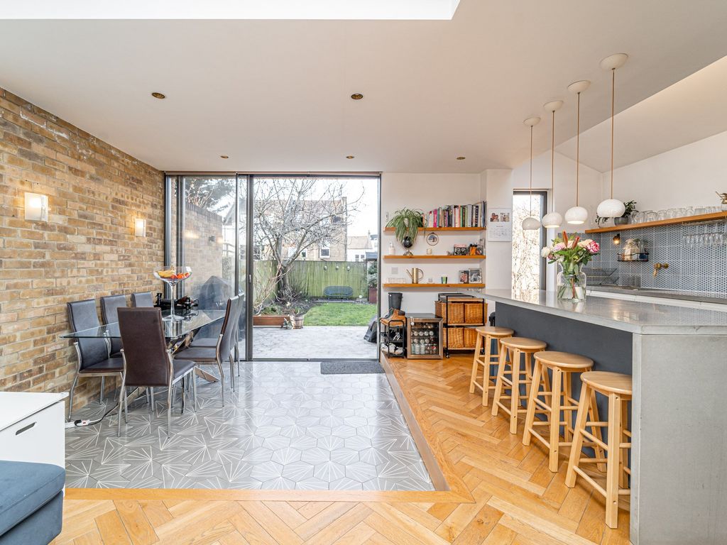 3 bed flat for sale in Nelson Road, London N8, £900,000