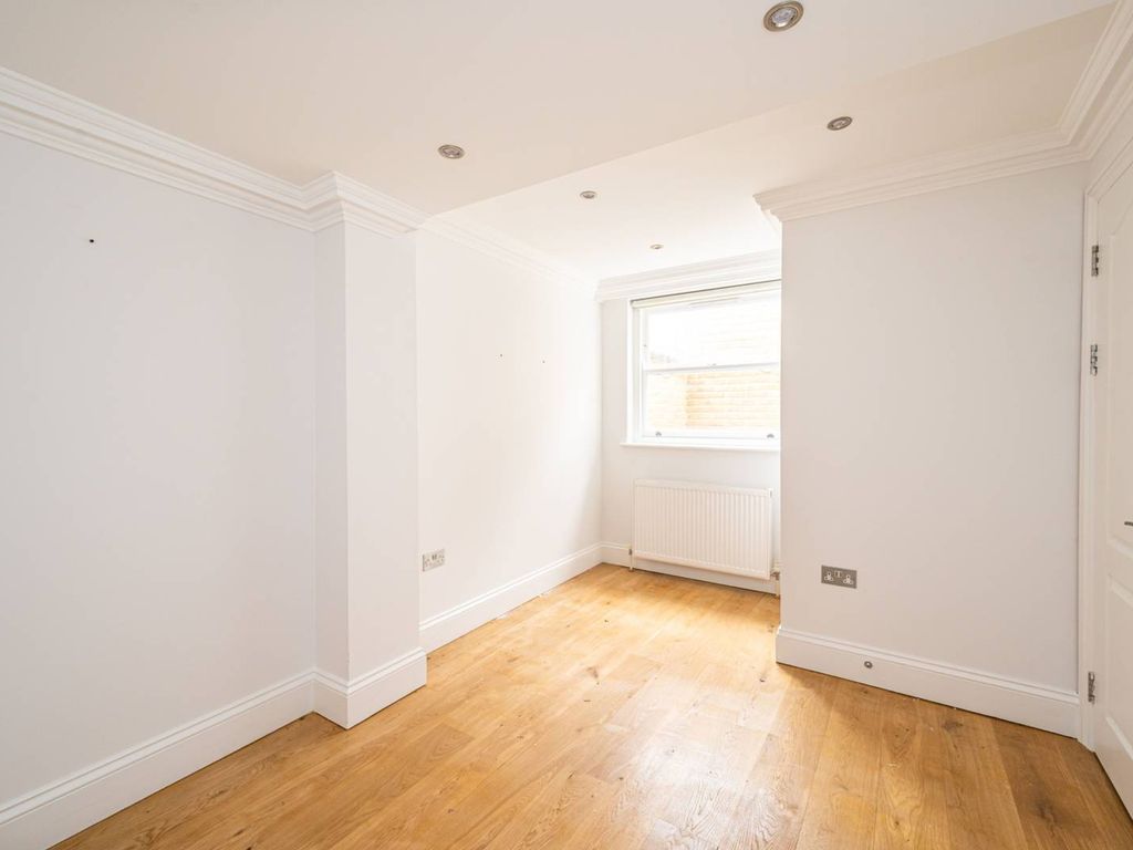 2 bed flat for sale in Kentish Town Road, Kentish Town, London NW5, £450,000