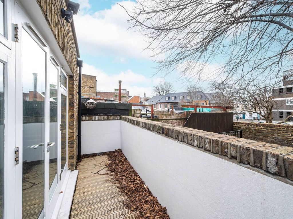 2 bed flat for sale in Kentish Town Road, Kentish Town, London NW5, £450,000