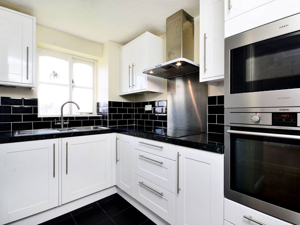 2 bed flat for sale in Taunton Drive, East Finchley, London N2, £375,000