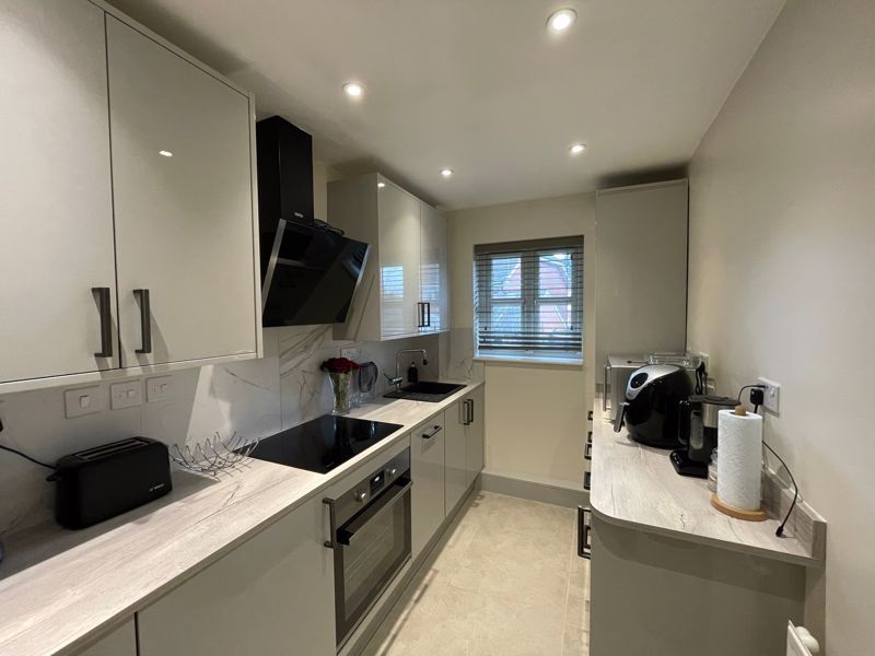 2 bed flat for sale in Belgrave Close, London NW7, £390,000