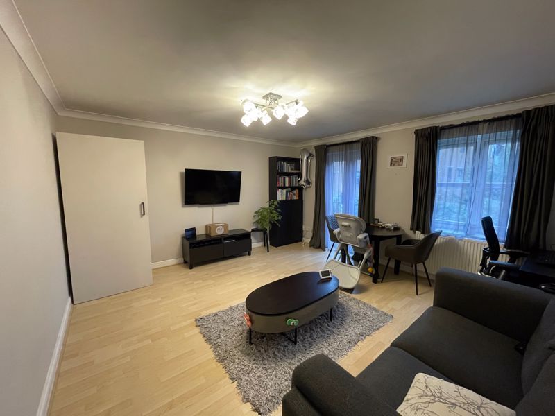 2 bed flat for sale in Belgrave Close, London NW7, £390,000