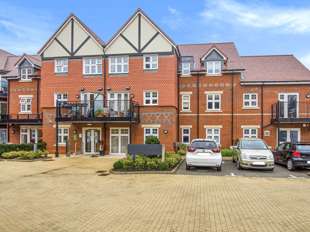 2 bed flat for sale in Marple Lane, Chalfont St. Peter SL9, £495,000