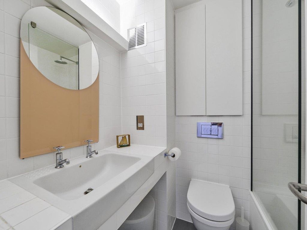 1 bed flat for sale in Barbican, London EC2Y, £750,000