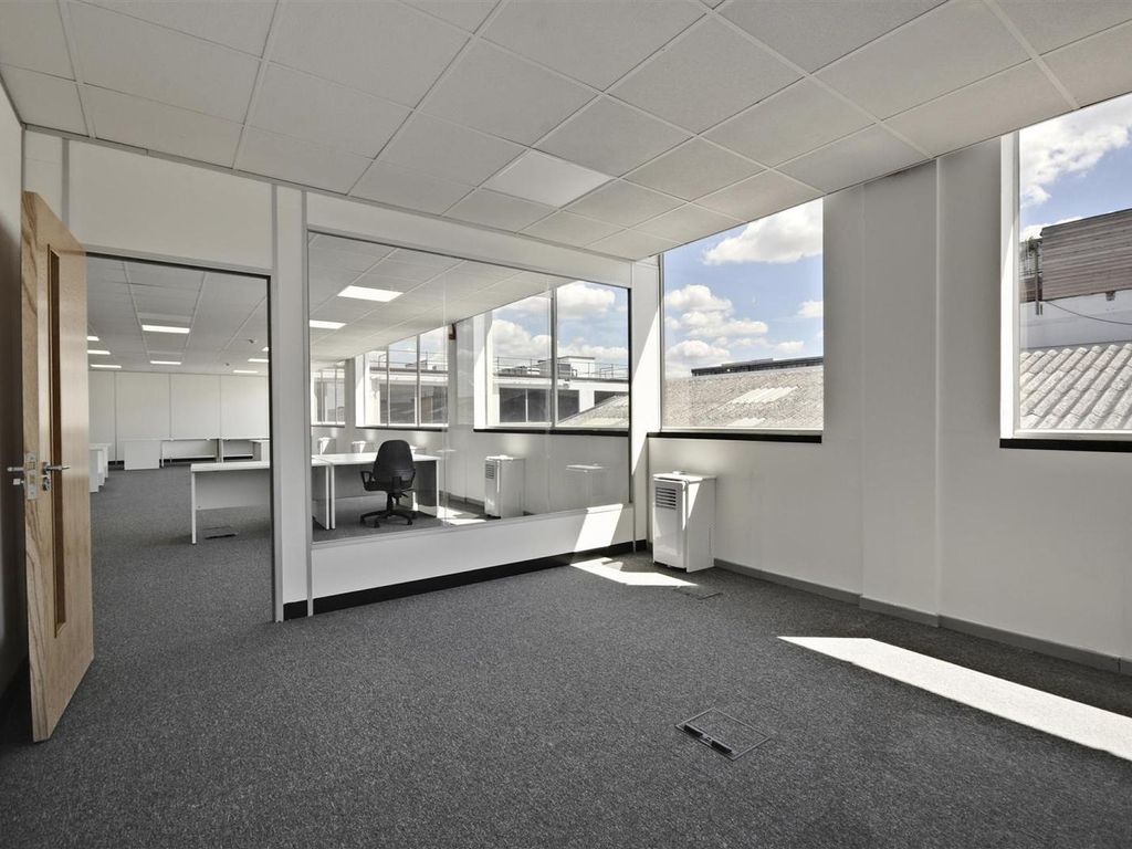 Office to let in Great West Road, Brentford TW8, £2,388 pa