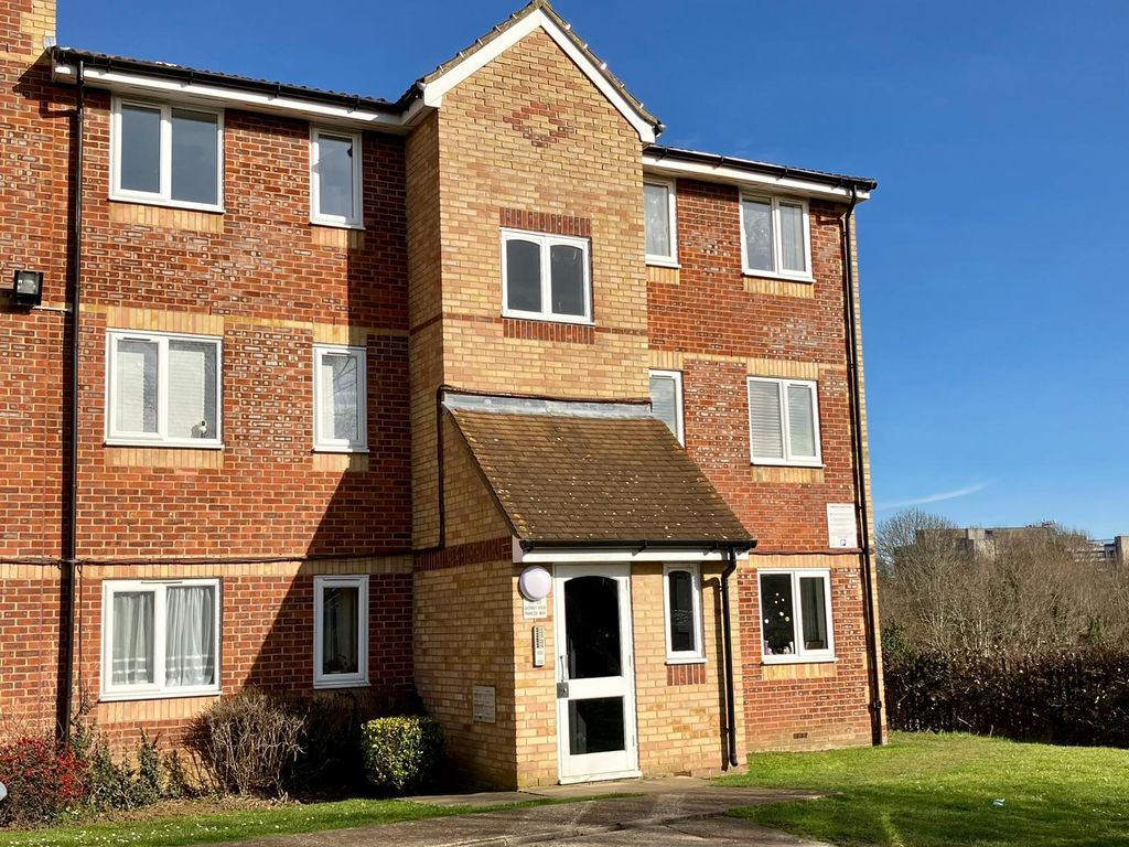 1 bed flat for sale in Pioneer Way, Watford WD18, £215,000