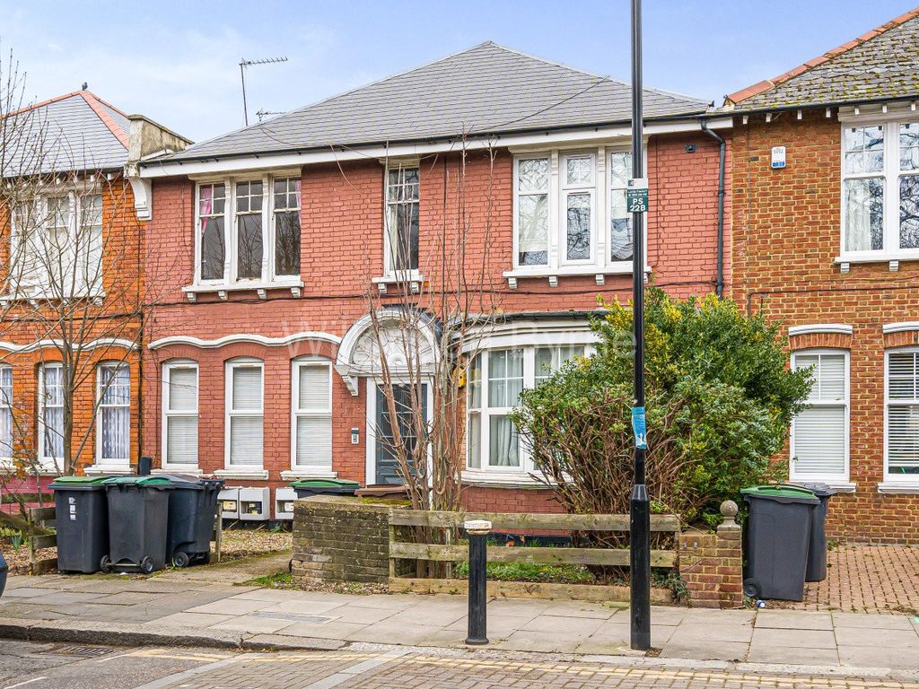 2 bed flat for sale in Palmerston Road, London N22, £358,000