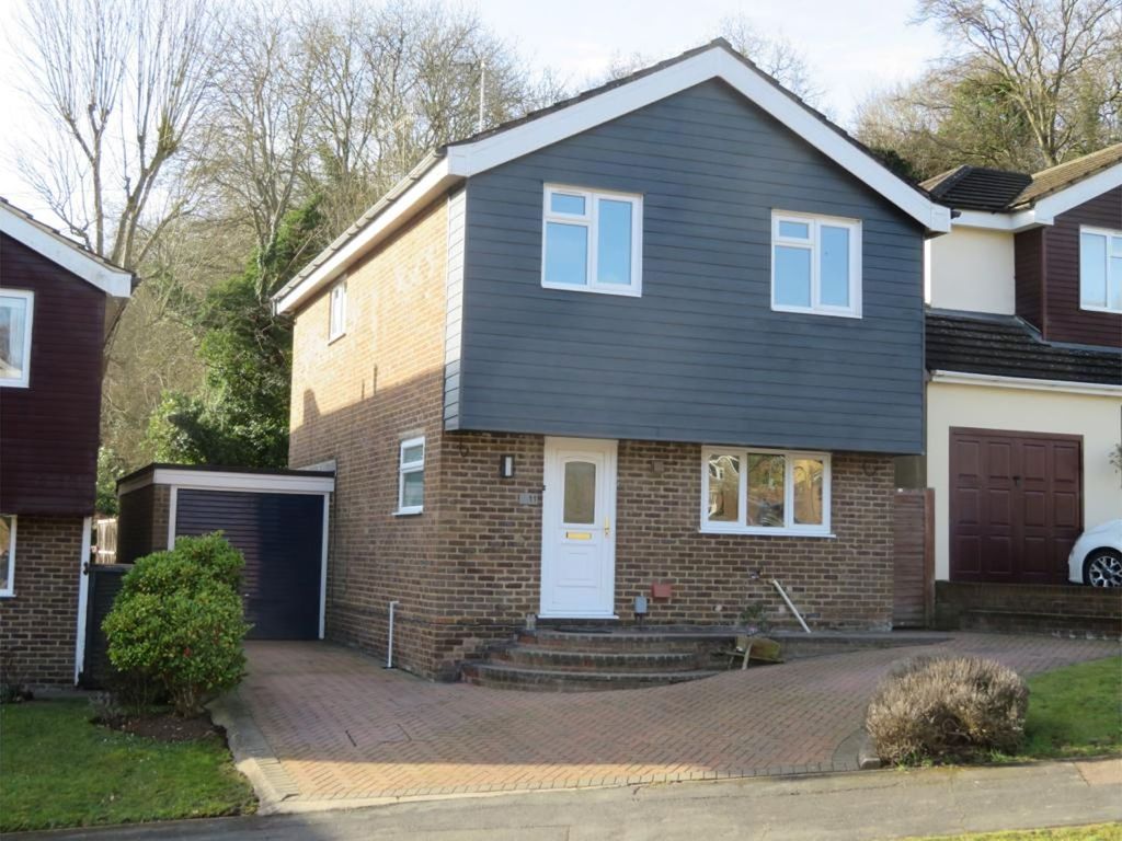 4 bed detached house for sale in Highwoods Drive, Marlow SL7, £700,000