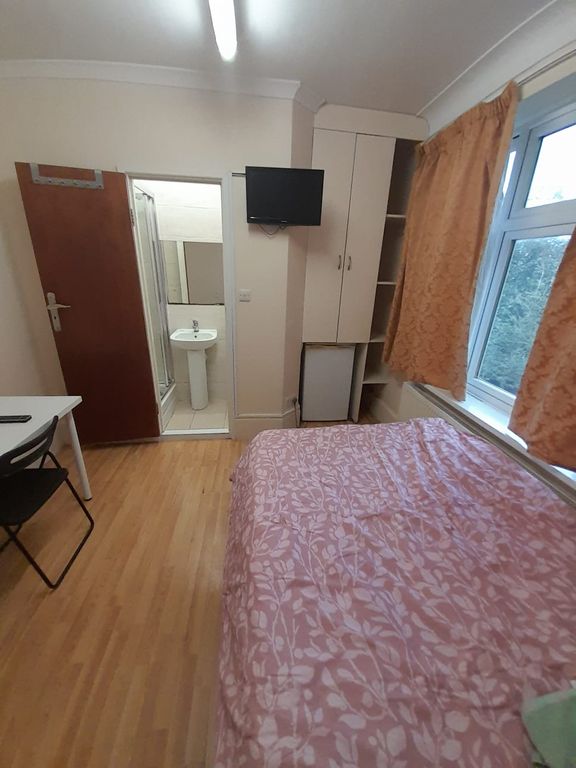 Room to rent in Longbridge Road, Barking IG11, £1,000 pcm