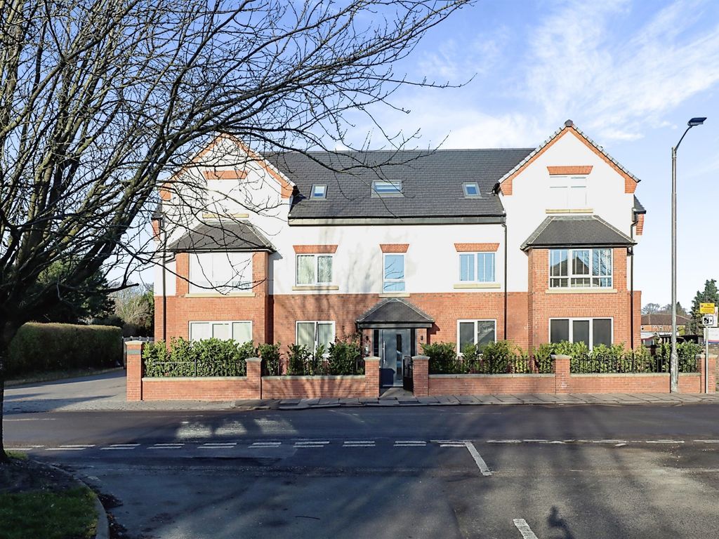 2 bed flat for sale in Station Road, Bawtry, Doncaster DN10, £192,500